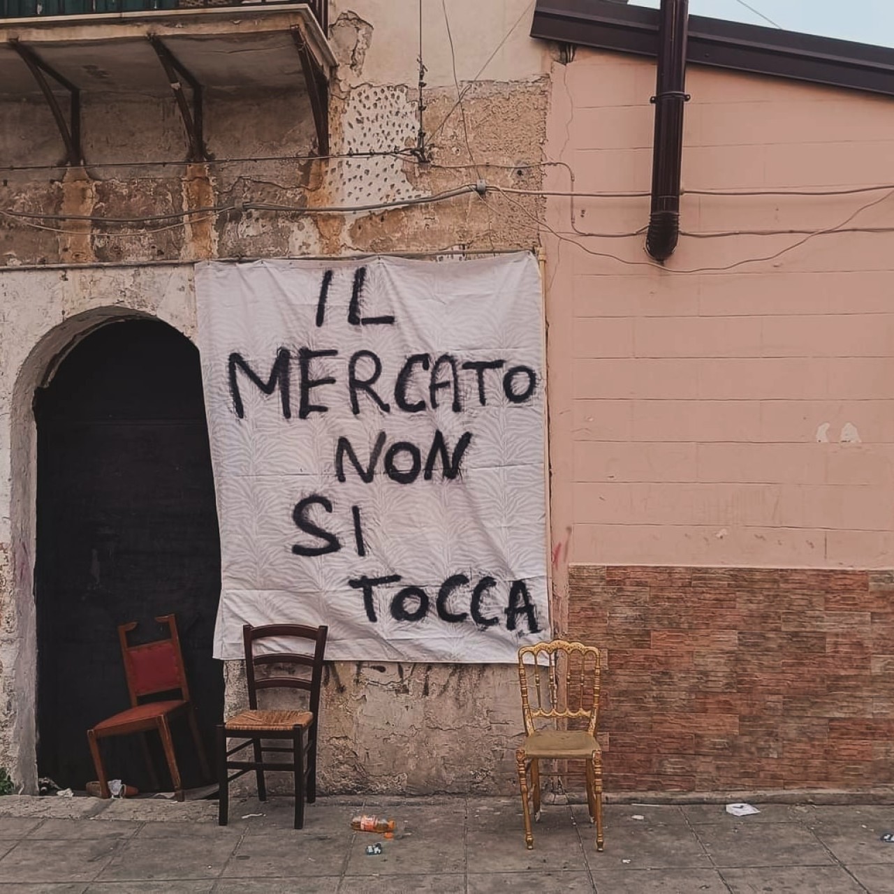 Uno striscione in difesa del mercato delle cose “recuperate” che da decenni va ingrandendosi nella zona dell’albergheria: l’associazione Sbaratto prova a rappresentare i mercatari difendendo il mercato come elemento di autorganizzazione e di welfare di 