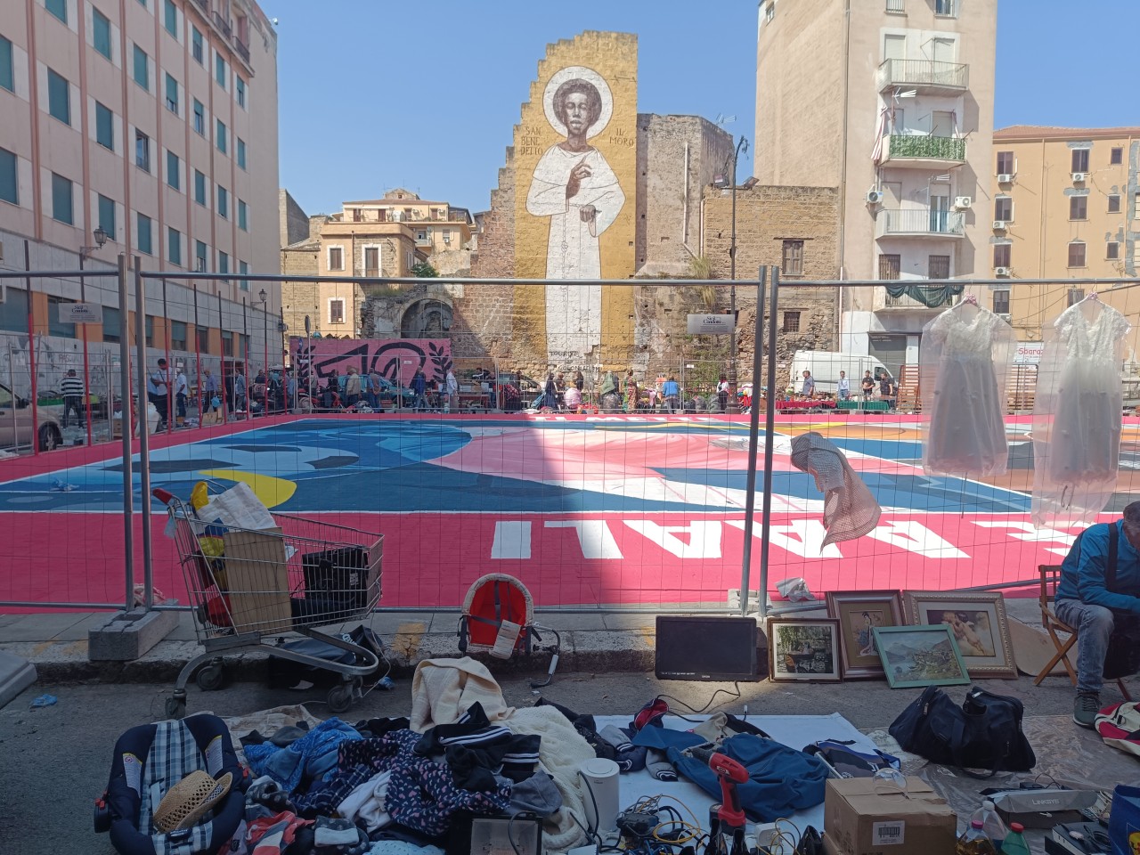 Il campo di calcetto con lo storico murales di Igor Scalisi Palminteri, uno dei primi realizzati nella zona con il contributo della rete di quartiere. 