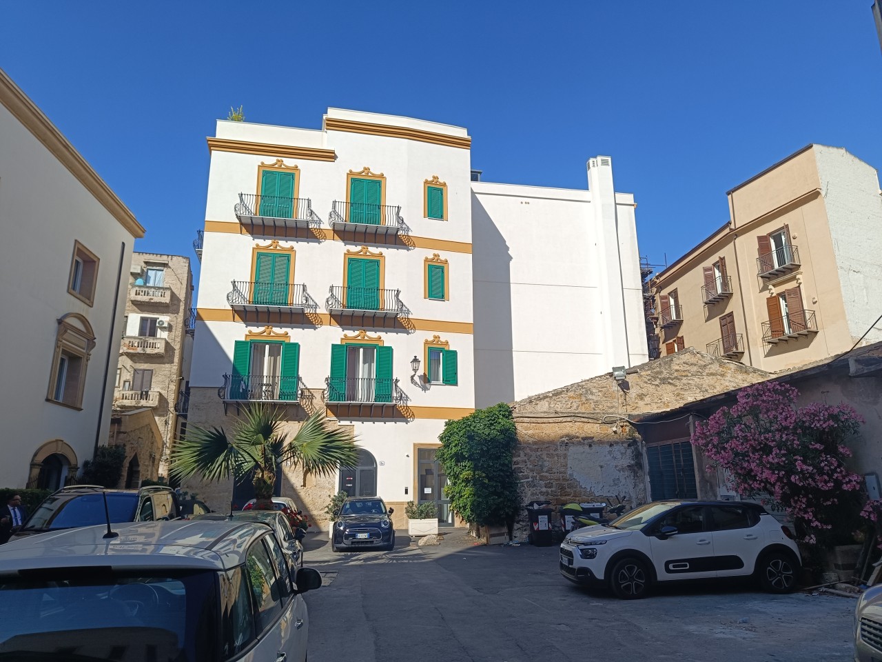 Un palazzo ricostruito recentemente in Piazza Brunaccini, nel centro storico di Palermo.