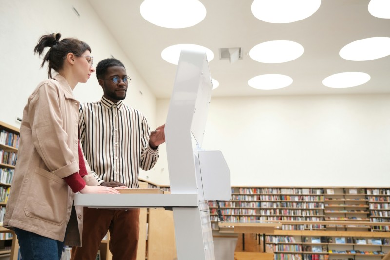 Riprogettare il tempo delle biblioteche per lo sviluppo umano cover