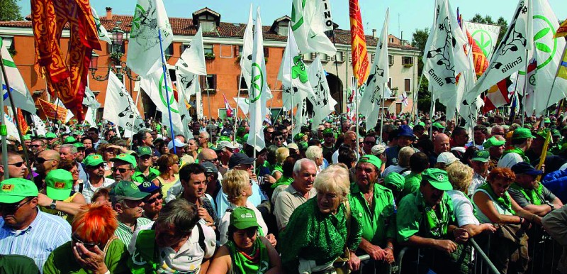 Dal porta a porta all'immateriale social cover