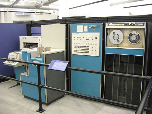 Il computer mainframe Xerox Sigma V. Fonte: https://ediebresler.wordpress.com/2011/09/09/long-live-the-e-book/
