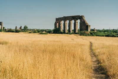 La passione di Roma per le scatole vuote cover