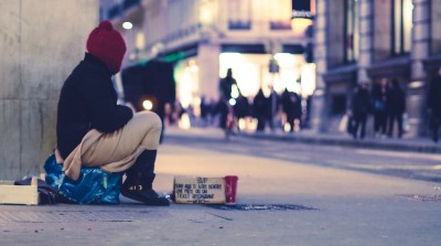Tra cravatte e ultimi, come il ritorno in strada sta riaprendo il conflitto cover