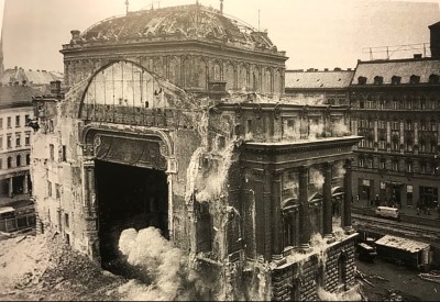 Dove è, e cosa è, l’edificio teatrale oggi cover