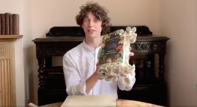 Per promuovere il vostro nuovo libro sui funghi potreste mangiare i funghi che crescono da esso cover