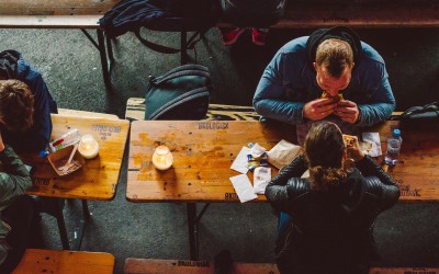 Come la truffa dello street food sta privatizzando lo spazio urbano in tutto il mondo cover