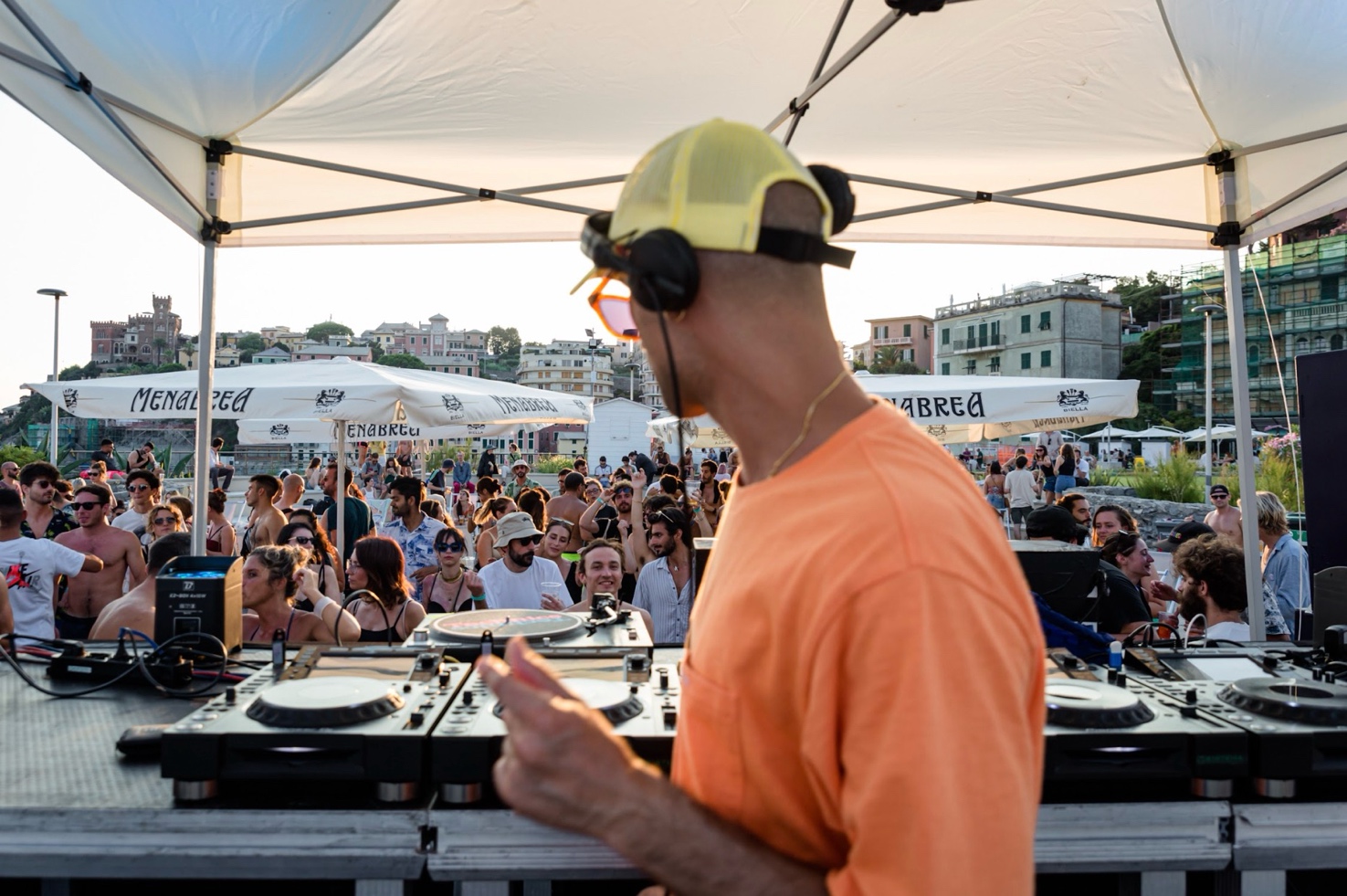 Immagine che contiene vestiti, uomo, persona, cielo

Il contenuto generato dall'IA potrebbe non essere corretto.