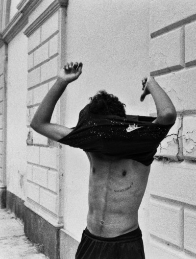 Luce d’agosto: la fine di qualcosa, nelle foto del giovane Marouane Khalfadir cover
