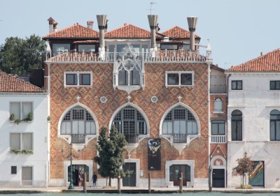 Come la tossicodipendenza immobiliare sta stritolando Venezia e ha ucciso la Casa dei Tre Oci cover