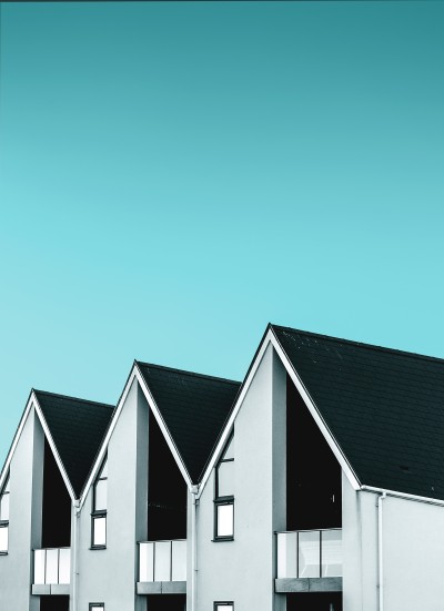 La casa come simbolo da infrangere per un rinnovamento fisico ed emozionale cover
