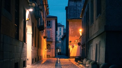 Come ti senti a camminare di notte nelle strade di Milano? cover