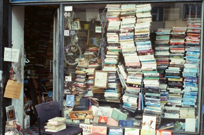 Svuotare le vetrine delle librerie non è moda cover