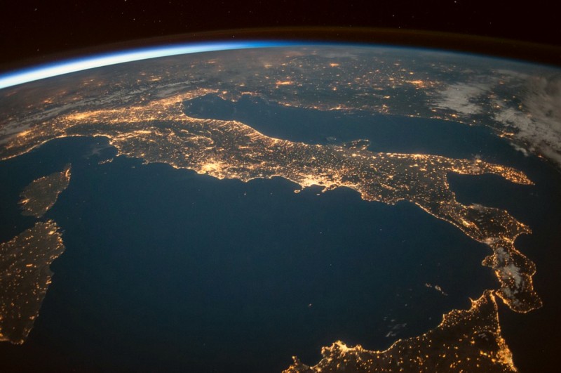 Il fermento delle città intermedie: l'Italia policentrica cover