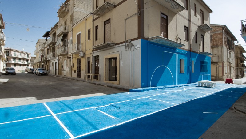La rivoluzione di Civico Civico, un laboratorio-via blu nel cuore della Sicilia cover