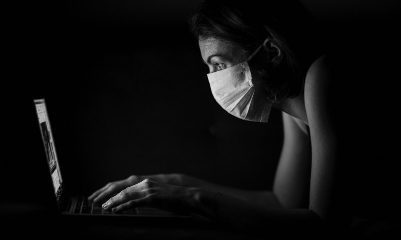 Tra distopia e resistenza, quel che resta di Internet è ancora molto cover