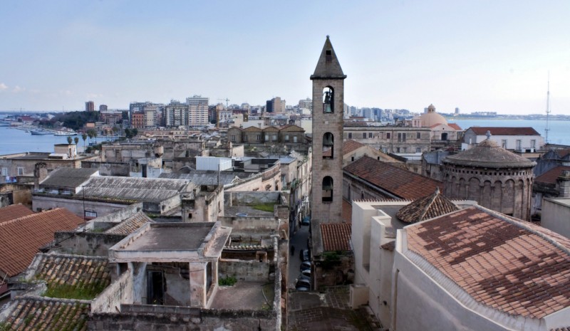 Taranto. La resilienza della provincialità cover