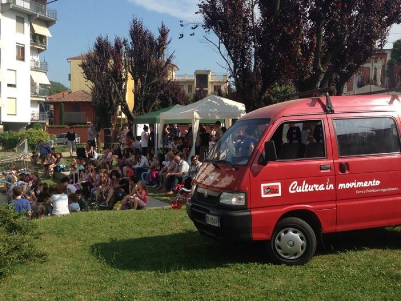 Ad Alba c'è un camioncino che sta facendo una rivoluzione culturale semplice e radicale cover